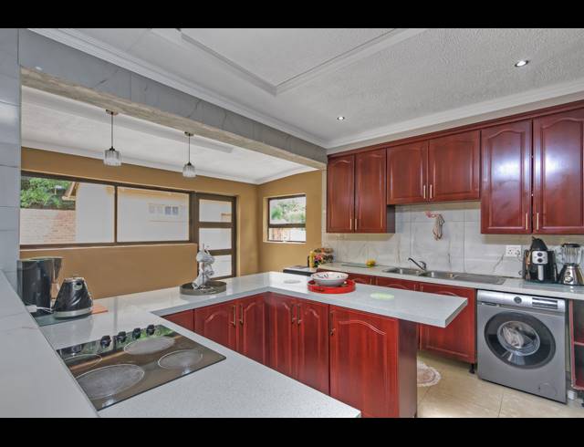 4 BEDROOM FREEHOLD FOR SALE IN BRAMLEY